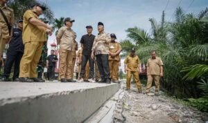 Ditinjau Pj Bupati Muba, Jalan Penghubung Tiga Desa di Tungkal Jaya Telah Bisa Dinikmati