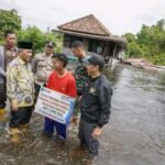 Pj Bupati Apriyadi Bantu Bangun Rumah Warga Selarai yang Hanyut Diterjang Banjir