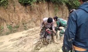 Mengawal Kotak Suara Pemilu 2024, TNI-Polri di Lutra Melewati Jalan Berlumpur Dan Sungai