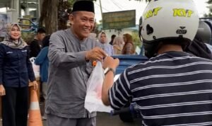 Peduli Sesama, Perumda TM Palopo Bagikan Takjil ke Pengguna Jalan