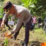 Peduli Lingkungan Sekitar, Kapolres Palopo Tanam Pohon Peringati Hari Bumi