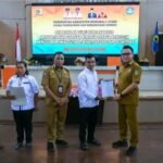 Buka Pembekalan Guru Kontrak dan Serahkan SK, Bupati Morut: Terimakasih Telah Mencerdaskan Anak Bangsa