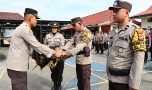 Kapolres Palopo Serahkan Rompi Anti Peluru ke 48 Bhabinkamtibmas
