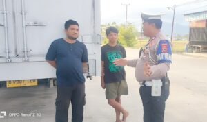 Rawan Kecelakaan, Satlantas Polres Palopo Tegur Sopir Parkir Truk di Bahu Jalan