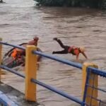 Tim SAR Hanyut di Bendung Leko Pancing Saat Evakuasi Warga Terjebak Banjir