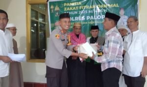 Kapolres Palopo Salurkan Zakat Fitrah kepada Kaum Duafa, Perkuat Kepedulian Sosial di Bulan Ramadan