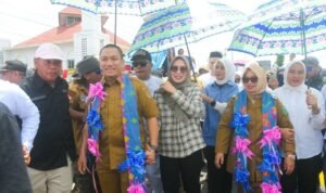 Ribuan Warga Sambut IBAS-Puspa di Perbatasan Lutra-Lutim, Iringi Langkah Pertama di Luwu Timur Pasca Dilantik