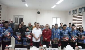 Bupati Lutim Serahkan SK Pensiun bagi 16 PNS Purna Bhakti