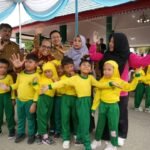 Pj. Gubernur Lampung Kunjungi Pringsewu, Main Bersama Anak PAUD hingga Letakkan Batu Pertama Masjid