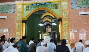Safari Jumat di Wara Timur, Pj Wali Kota Palopo Serahkan Sertifikat Masjid Al Ikhwan