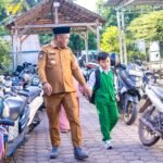 Dukung Gerakan Ayah Teladan, Bupati Luwu Antar Anak di Hari Pertama Sekolah
