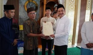 Pj Wali Kota Palopo Serahkan Sertifikat Wakaf dalam Safari Jumat di Masjid Nurul Iman