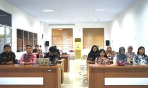 Tingkatkan Kemampuan Menulis, Bidang IKP Kominfo-SP Lutim Ikuti Bimtek Kehumasan via Zoom