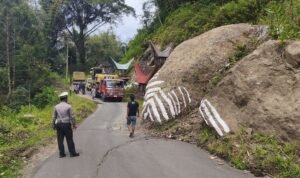 Lakalantas Maut Akibat Batu Besar, Pemkab Toraja Utara Turunkan Excavator Hancurkan Penghalang Jalan
