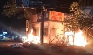 Pos Polisi di Makassar Dibakar Massa, Lalu Lintas Lumpuh