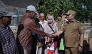 Wabup Asahan Salurkan Bantuan Dana dari Kementerian Sosial untuk Warga Korban Angin Puting Beliung